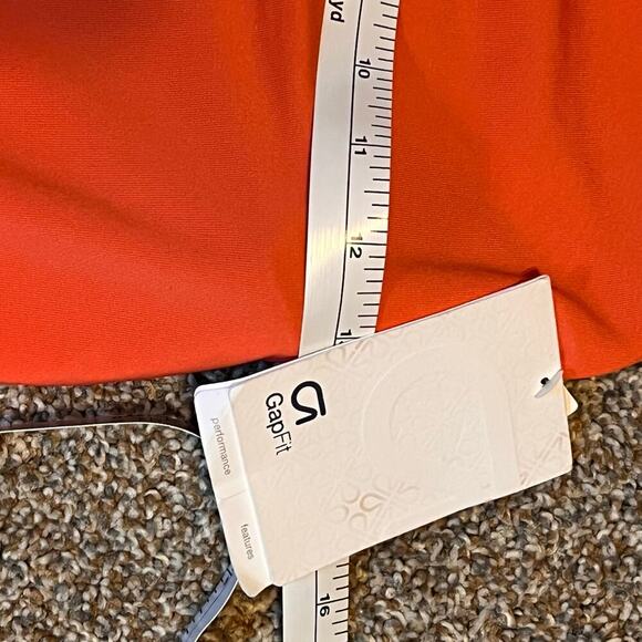 Gap Fit Forgiving Tank in Fire Coral.  Gray Shelf Bra.  Size Medium - Picture 6 of 7